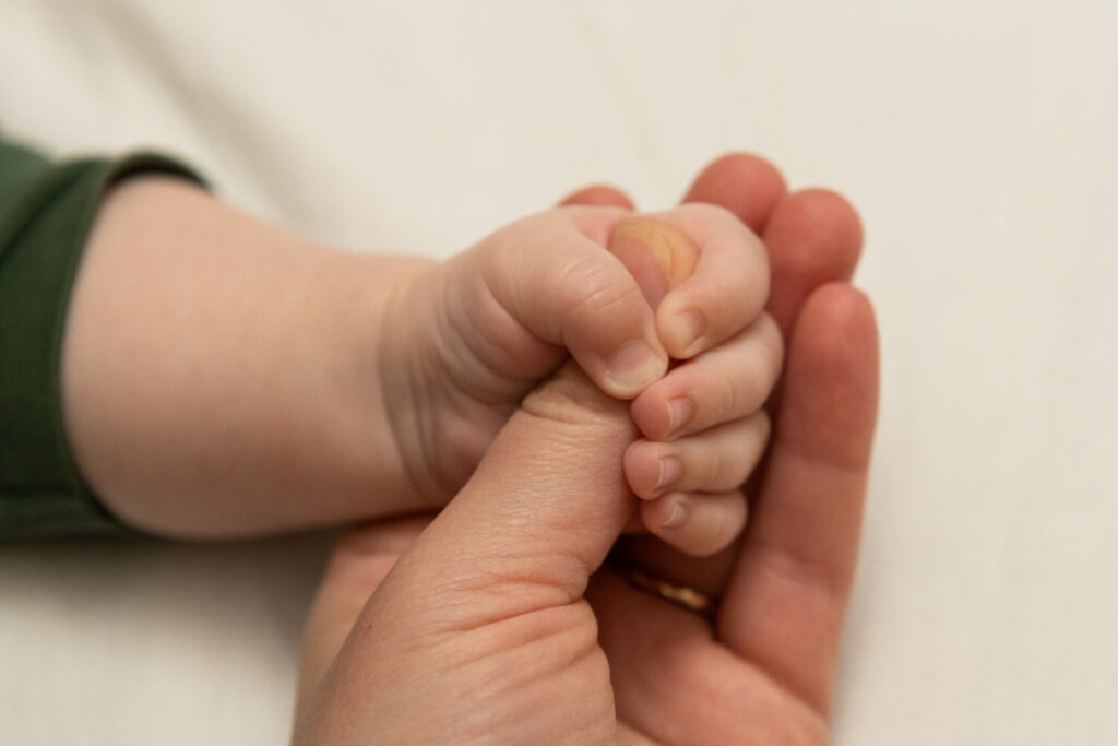 מה קונים לתינוק שרק נולד? 2 Person holding babys feet scopio 2a4ce645 b564 453f bac4 9f9715901b61 1 -